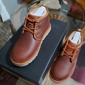 Ugg boots, US 7 Men's/ 8.5 women's, Chestnut